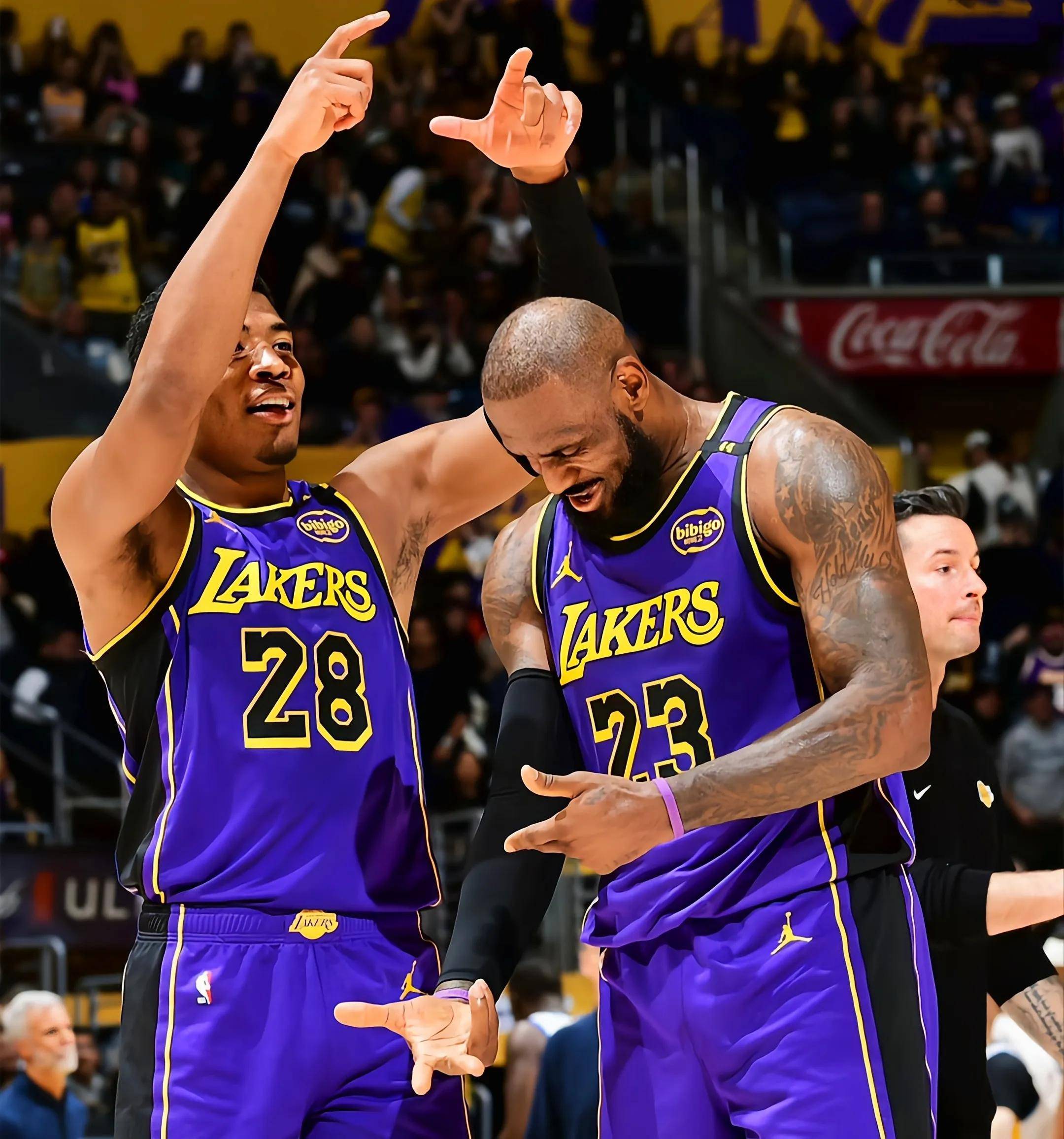 东契奇迎来十二赛季出色发挥，湖人观众热烈欢呼！的简单介绍