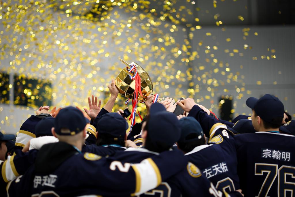 冰球联赛掀起高潮,祁连旋风队鏖战嵩山麒麟队,老将里程碑之夜——目标直指冠军(2024冰城故事感悟收获) 冰球联赛掀起高潮,祁连旋风队鏖战嵩山麒麟队,老将里程碑之夜——目标直指冠军(2024冰城故事感悟收获)