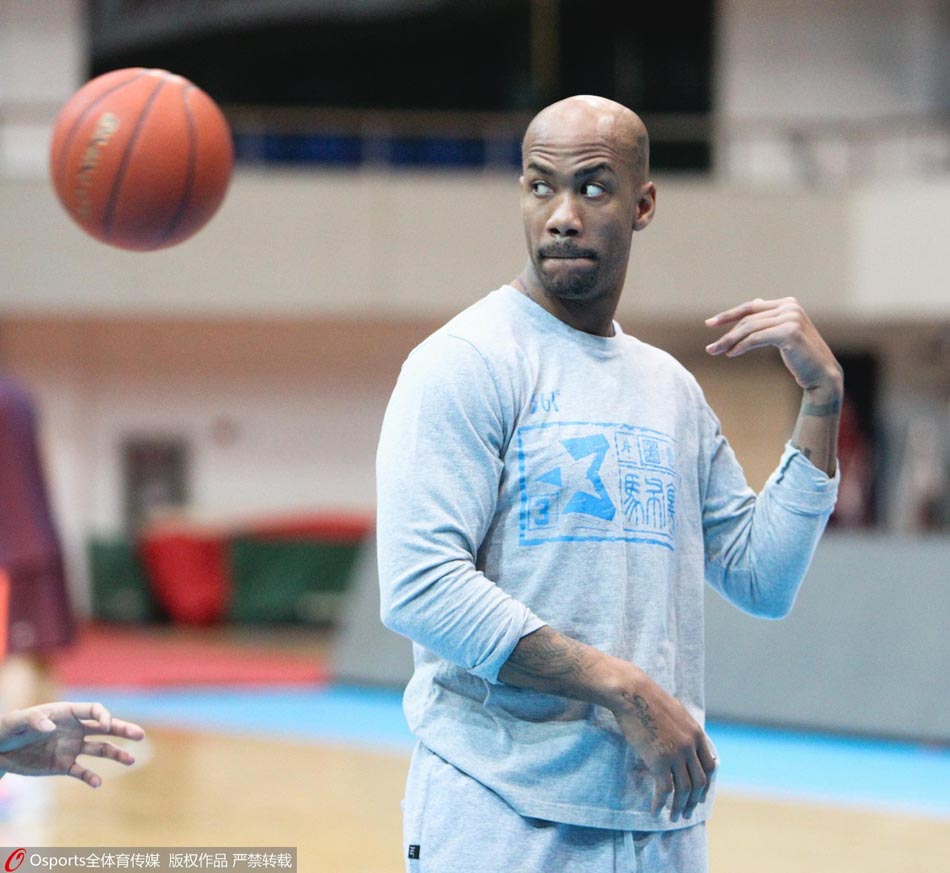  多特蒙德训练开放日，赛前状态回暖引观众欢呼，CBA常规赛在即，心理建设被强调