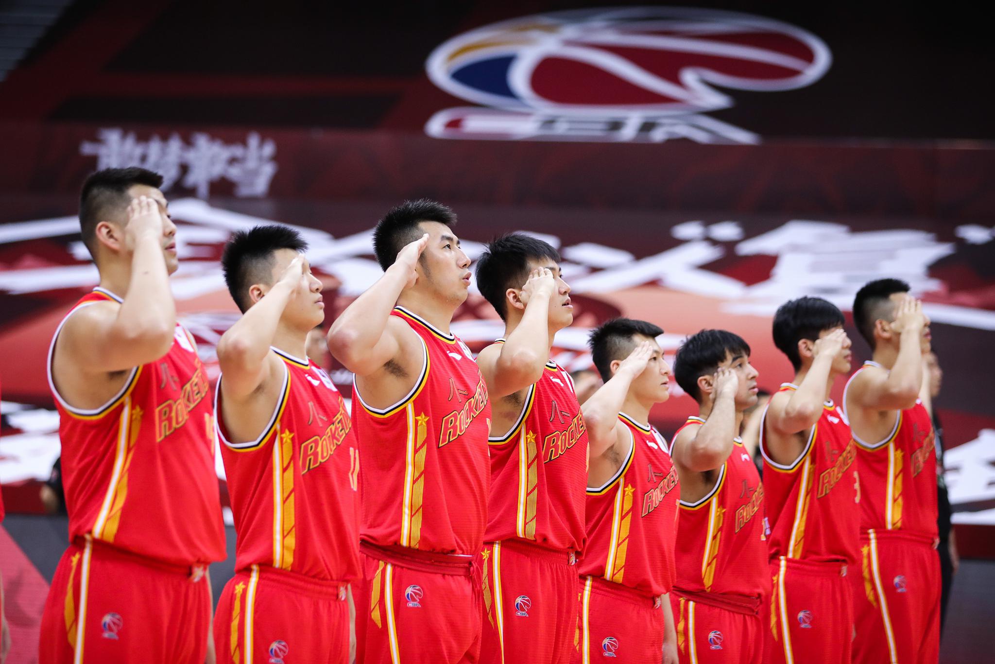 包含利物浦发布备战花絮，转会期门线救险，CBA常规赛任务艰巨，年轻球员得到机会的词条